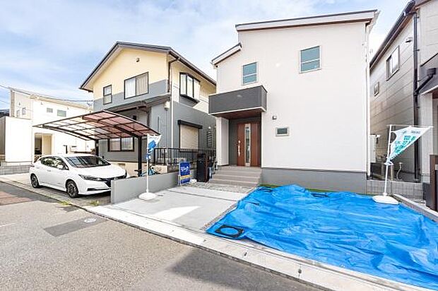 カースペース2台可。陽当たりの良い角地の開放感。モダンなデザインと機能性が融合したマイホーム。