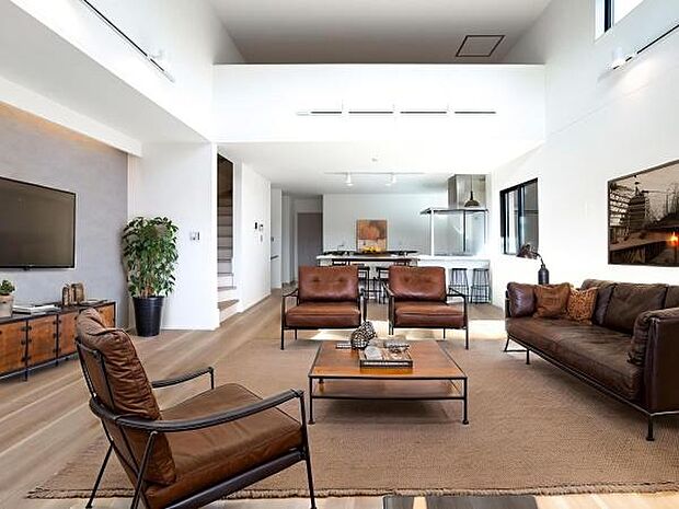 「家族が大好きなリビング」みんなが集まる広いリビング。みんなが大好きなリビングで家族団らん。みんなが集まるからこそ、一層の開放感を手にする素敵な住まい。※家具はイメージです。