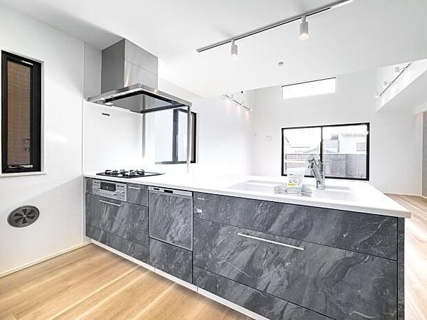 優しい陽射しを感じるキッチン。毎日のお料理が楽しくなる、心地よい空間です。