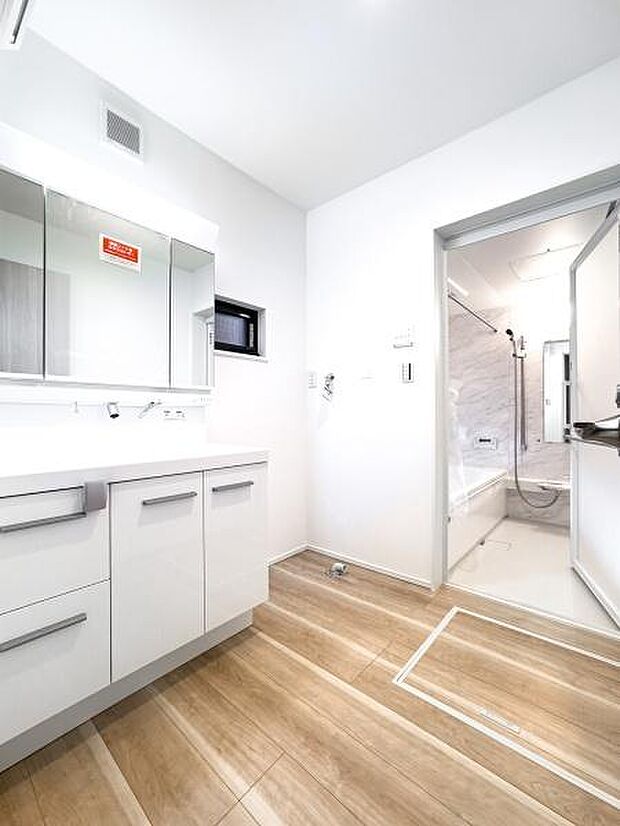 窓から光が差し込む、清潔感あふれる洗面室。家族の新しい一日が、この明るい空間から始まります。