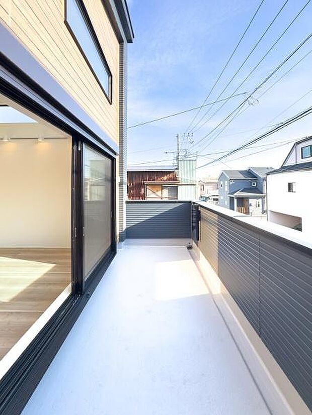 「広い使いやすいバルコニー」陽ざしがたっぷり降り注ぐ、広々としたバルコニー付き住まい。