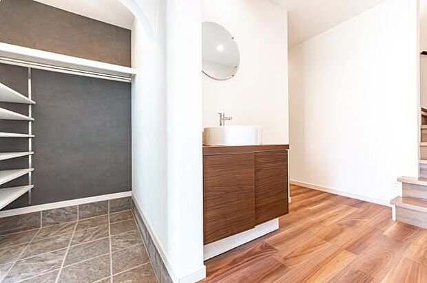 広々とした玄関の隣には、趣味の道具もしまえる頼もしい収納スペース。お子様の外遊びグッズも、パパのゴルフバッグも、ここにまとめてスッキリ。お出かけの準備がもっと楽しくなります。