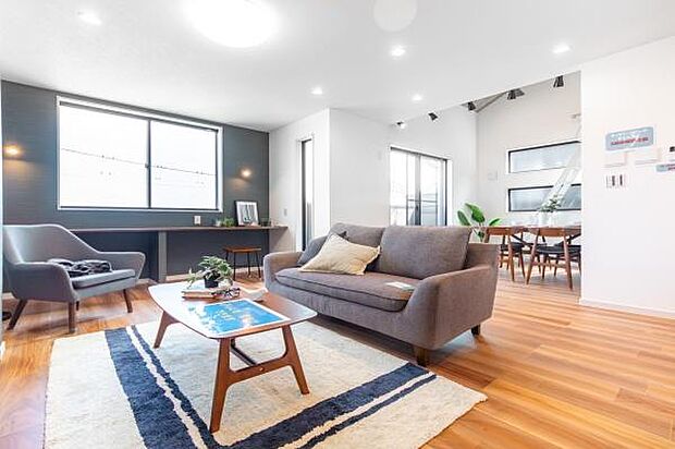 扉を開けた瞬間に感じる、光と風が通り抜ける開放感。写真では伝えきれない心地よさを、ぜひ現地でご体感ください。新しい物語がここから始まります。