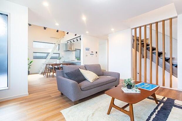 家族が自然と集まる23.8帖超の大空間。ソファやダイニングを置いてもゆとりがあり、休日は友人を招いてパーティーも。