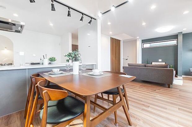 「家族が大好きなリビング」みんなが集まる広いリビング。みんなが大好きなリビングで家族団らん。みんなが集まるからこそ、一層の開放感を手にする素敵な住まい。