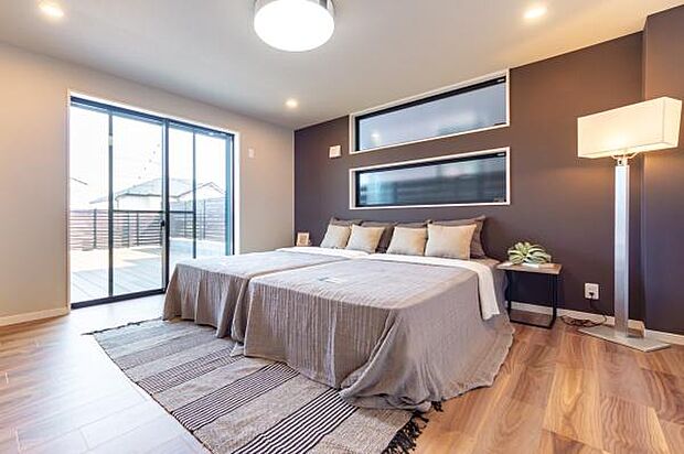 「主寝室」ダブルベットや収納ラック等、どうしても主寝室は狭くなる。綺麗な整形型の広々としたお部屋は魅力です。