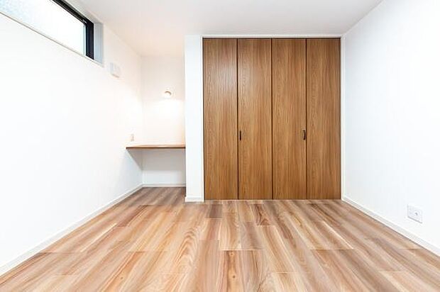 「お子様にも格別な空間を」子供部屋と言っても一生の思い出となるマイルームお子様の成長にも欠かせない陽ざし。朝の目覚めも太陽の力で元気にスッキリとしっかりサイズのクローゼット収納付き。