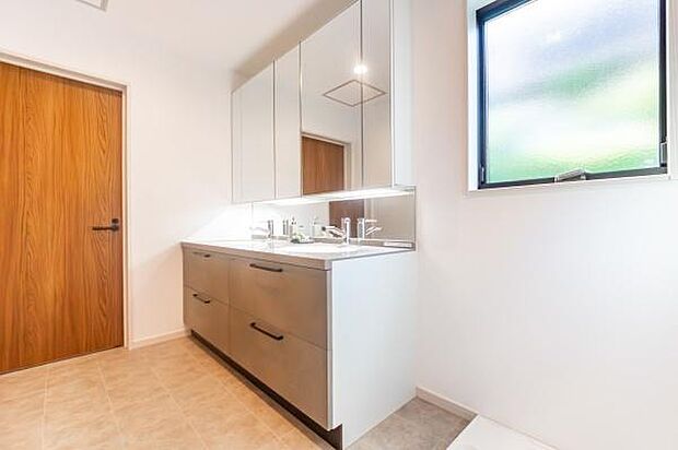 朝の光が差し込む明るい洗面所で、家族みんなの一日が爽やかにスタート。ゆとりのある空間で、忙しい時間も快適に過ごせます。