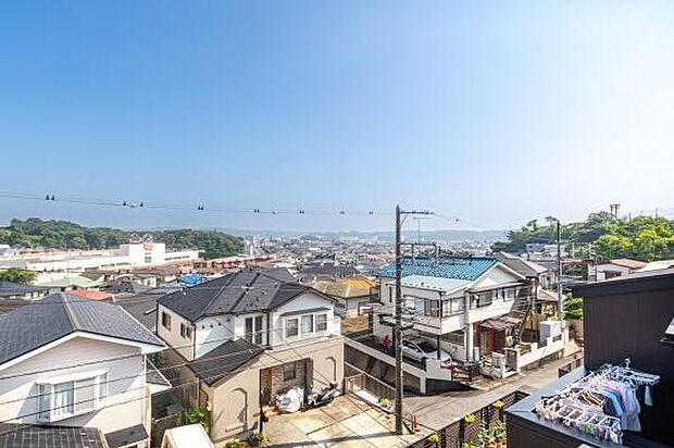 「ルーフバルコニーからの眺望」家の中で窮屈感を味わいたくない。この爽快感をご覧ください。心が落ち着くゆとりが必要です。花火大会もご覧になれます。