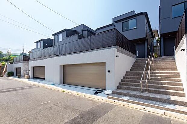 夢と憧れの自動シャッター付き駐車場2台通勤用、自家用車用、お客様用など駐車場2台分は憧れ。愛車を守る地下駐車場。