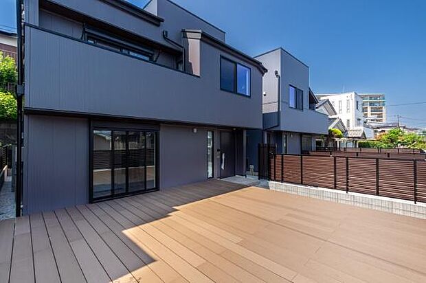 「誇りを感じる美しい外観」長閑な町並み、清々しく心地よい一日をスタート。美しい碧空とガーデンライフが可能な日々の暮らしを豊かに彩ります。