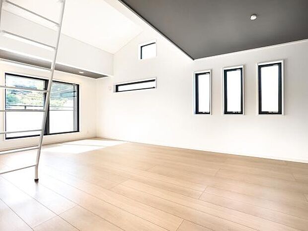 「上質な空間を」開放感と日当たりの良さに恵まれたリビング空間。