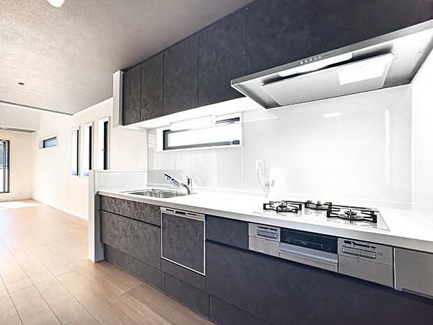 「全体を見渡せる安心感」家族の会話が弾む奥様に人気の高いカウンターキッチン、料理しながらお子様の様子の確認ができ移動しやすい広いキッチンスペースです。