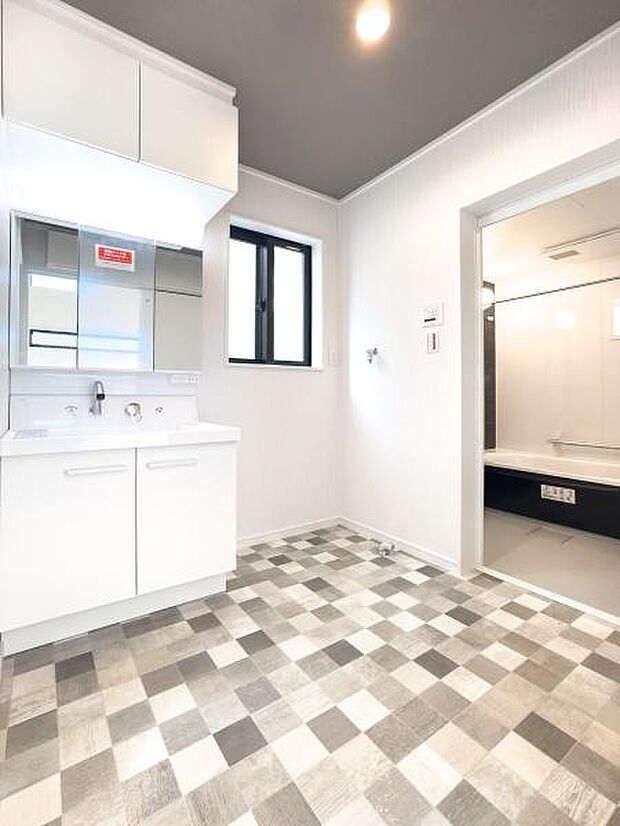 白を基調とした清潔感あふれるデザイン。小窓からの柔らかな光が室内を包み込み、毎朝の身支度を贅沢なリフレッシュタイムへと誘います。