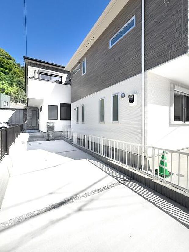 すっきりとしたモダンな外観デザイン。前面が広く平坦なカースペースは、お車の出し入れもスムーズです。