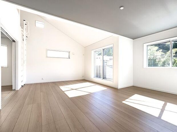 「家族が大好きなリビング」みんなが集まる広いリビング。みんなが大好きなリビングで家族団らん。みんなが集まるからこそ、一層の開放感を手にする素敵な住まい。