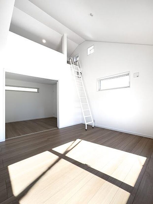 明るい光が満ちる勾配天井リビングは、家族みんなの憩いの場。お子様の笑い声が響く、心地よい新生活を想像させます。