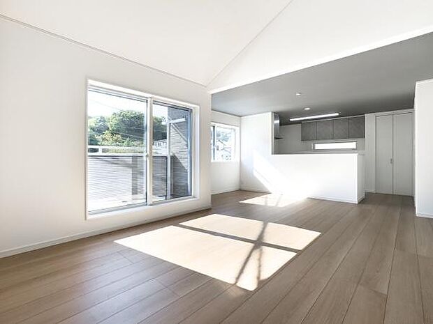 大きな窓から陽光が溢れるLDK。家族の笑い声が、木の温もりに包まれます。広々とした空間で、子どもたちがのびのびと育つ毎日が目に浮かびます。