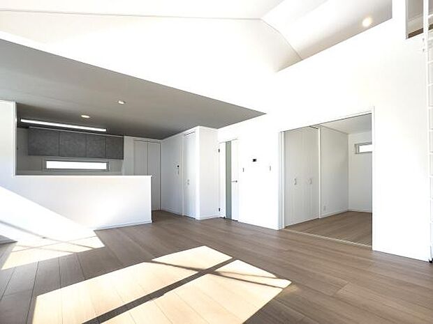 陽だまりが心地よい、広々としたリビング・ダイニング。家族が集うこの場所から、たくさんの思い出が生まれます。明るい未来を描ける住まいです。