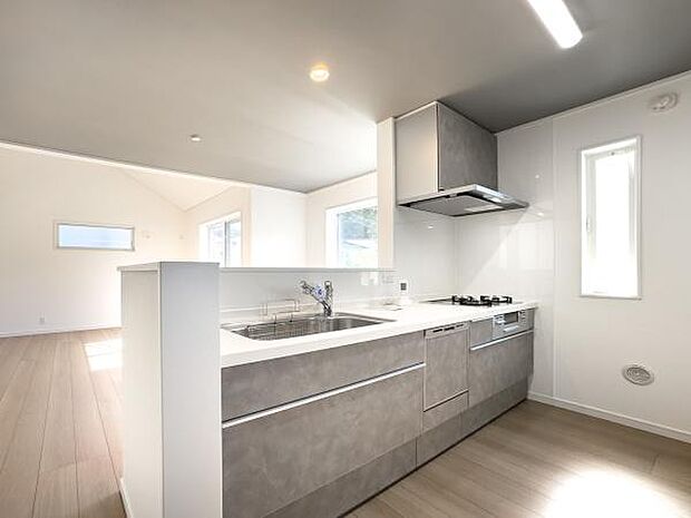 「全体を見渡せる安心感」家族の会話が弾む奥様に人気の高いカウンターキッチン、料理しながらお子様の様子の確認ができ移動しやすい広いキッチンスペースです。