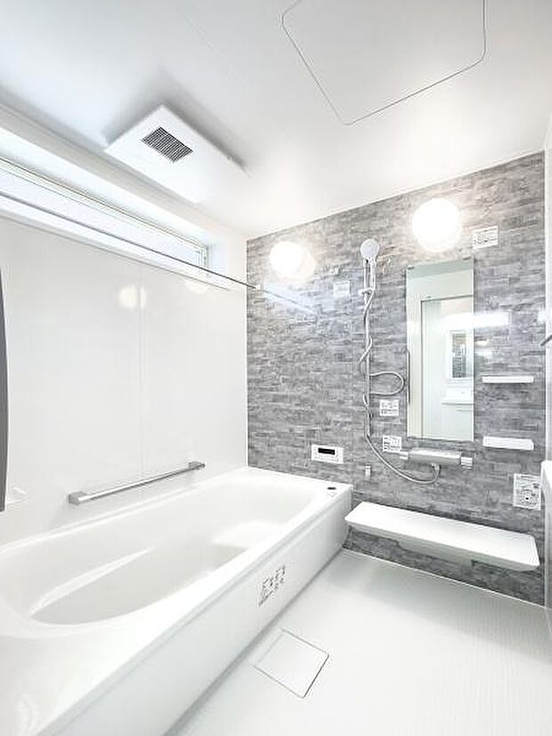 「広々バスルーム」白を基調とした清潔感のあるバスルームは是非足を延ばしてくつろいで欲しい空間。一日の疲れを癒し良質な睡眠にもつながります。