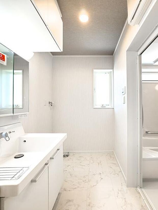 まぶしい白さが迎える朝。清潔感あふれる洗面所で、家族みんなの一日が爽やかにスタート。広めの空間で、お子様との身支度もスムーズです。