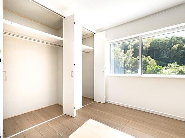 陽光あふれる明るい洋室。大容量のクローゼットで室内はいつでもすっきり。暖かな木目調のフロアが、心地よいプライベート空間を演出します。