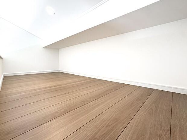 秘密基地・ロフトリビング上部にロフト付き。家族が共有するスペース。自然と荷物が増えていきます。痒いところに大型収納があるので外にださずきれいに整頓できます.