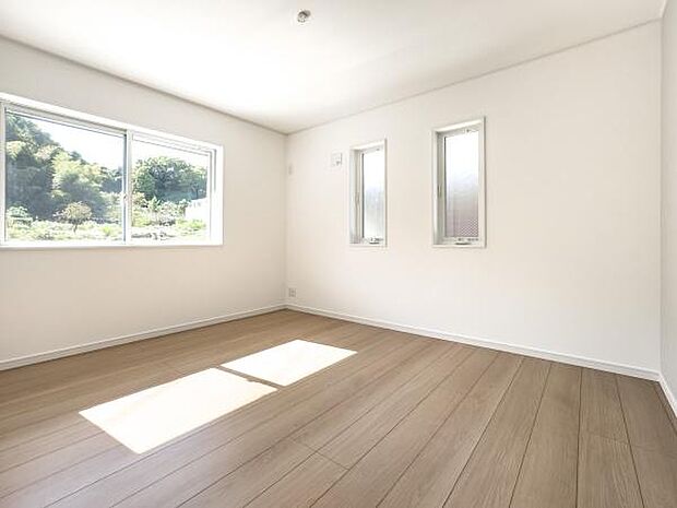 二面採光で一日中明るい洋室です。温かい陽光が差し込むフローリングは、あなたの創造性を刺激する自由な空間。