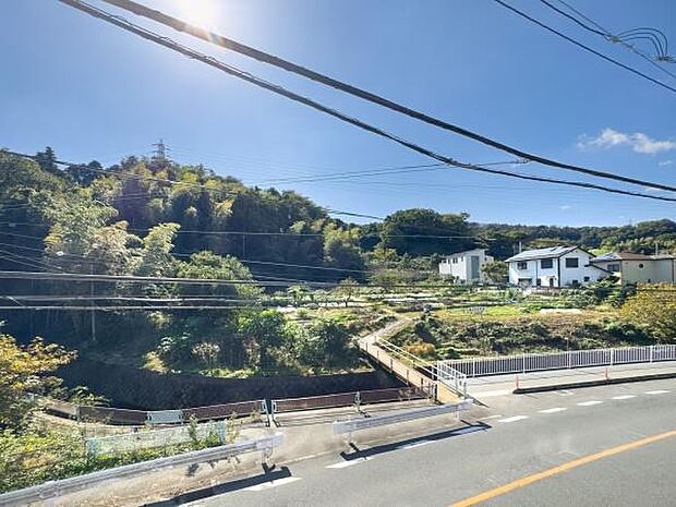 窓から広がる青空と緑。この開放的な眺望が、家族の日常にゆとりと安らぎをもたらします。心地よい光と風を感じる暮らしを、ぜひ現地でご体感ください