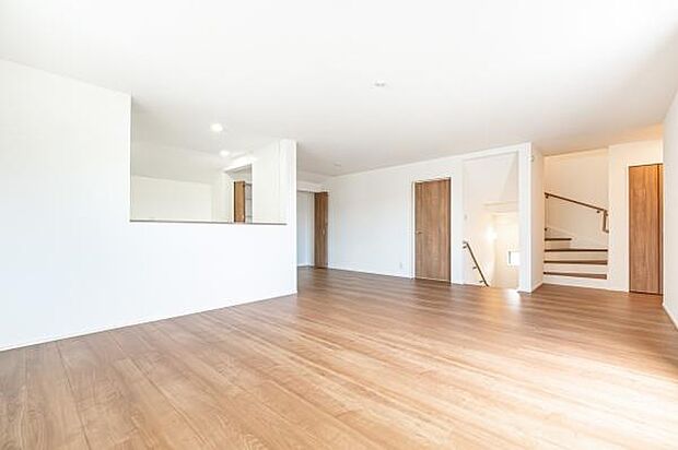 【家族の主役】どこにいても家族の気配を感じられる大空間。この広々としたリビングが、ご家族の物語の主役になります。