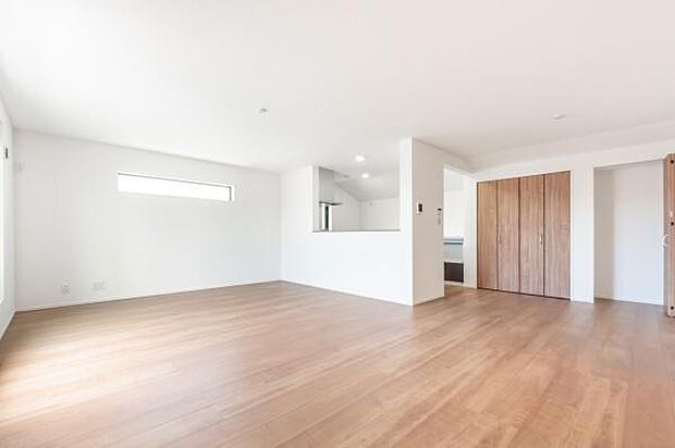 「家族が大好きなリビング」みんなが集まる広いリビング。みんなが大好きなリビングで家族団らん。みんなが集まるからこそ、一層の開放感を手にする素敵な住まい。