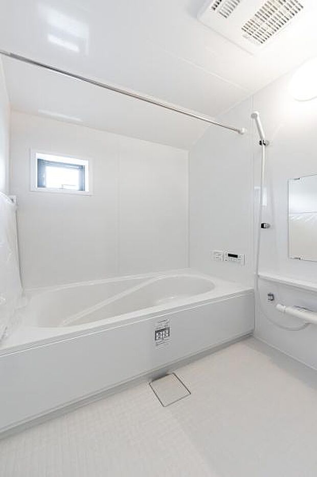 「広々バスルーム」白を基調とした清潔感のあるバスルームは是非足を延ばしてくつろいで欲しい空間。一日の疲れを癒し良質な睡眠にもつながります。