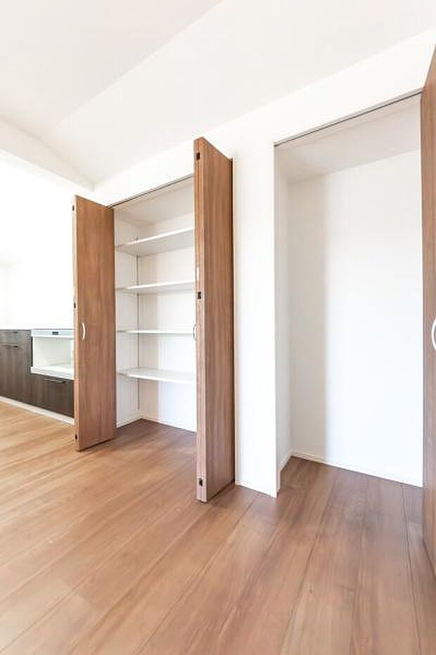 「人気のキッチンパントリー付き」調味料やちょっとしたお料理道具の収納に便利な広々としたキッチンパントリー。