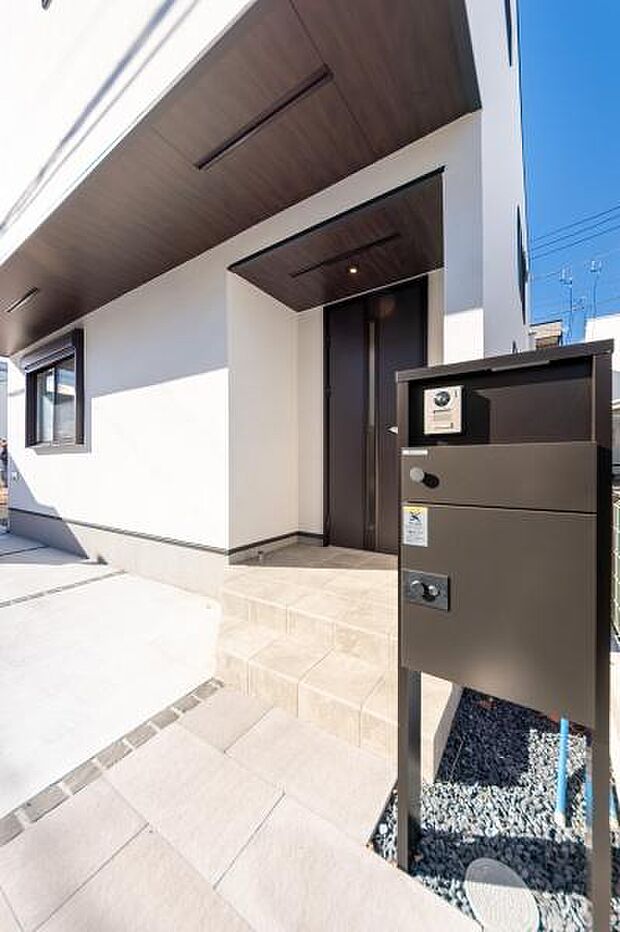素敵な玄関アプローチセンスの良いオシャレな玄関アプローチ。所有欲が満たされる満足感の高い素敵な住まい。大型宅配BOX付き。