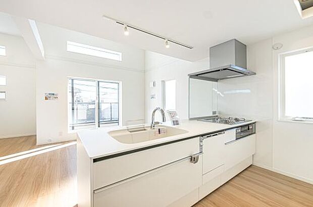 「フルオープンキッチン」カフェスタイル仕様のキッチンは家族と奥様の壁をなくし笑顔で交わすコミュニケーション。毎日の事だからオープンに拘りました。