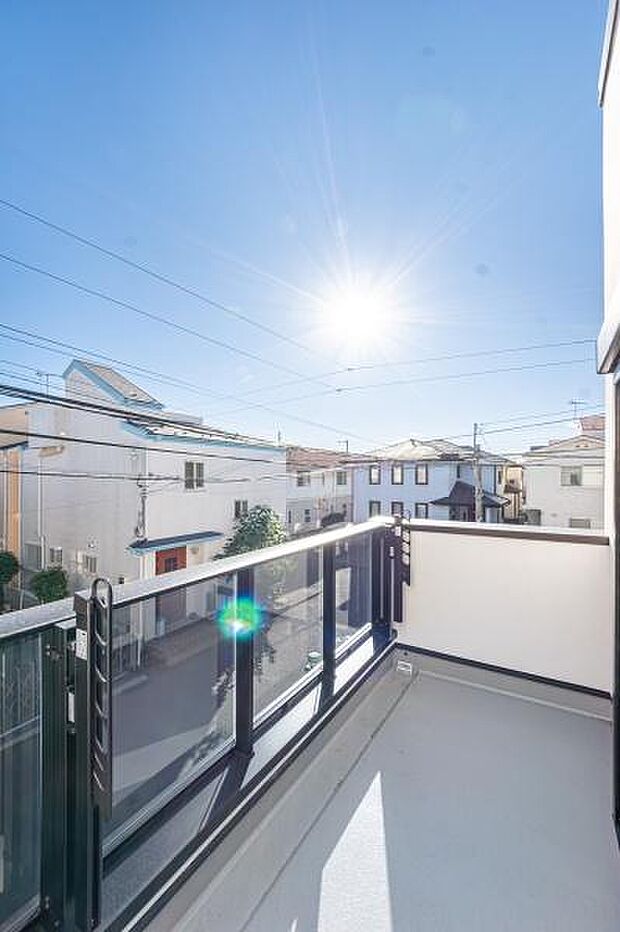 「広い使いやすいバルコニー」陽ざしがたっぷり降り注ぐ、広々としたバルコニー付き住まい。