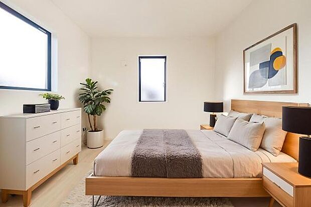 柔らかな光に包まれる主寝室。壁一面のクローゼットを備え、空間をすっきりと保てる安らぎのプライベート空間です。（本画像はCGにて家具等を配置しております。実際に家具等はおかれておりません。）