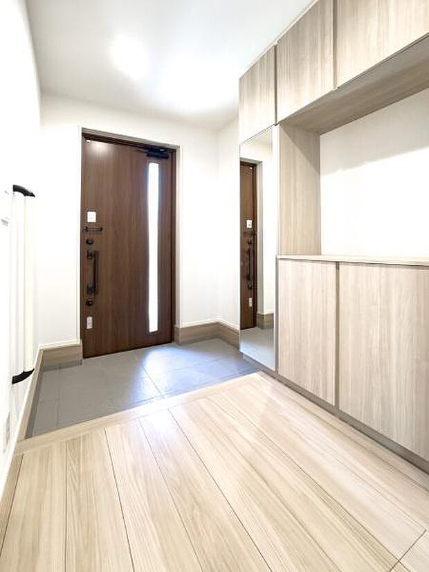 「おかえり」と「いってらっしゃい」を優しく包み込む、明るく広々とした玄関。家族の毎日が、ここから気持ちよく始まります。