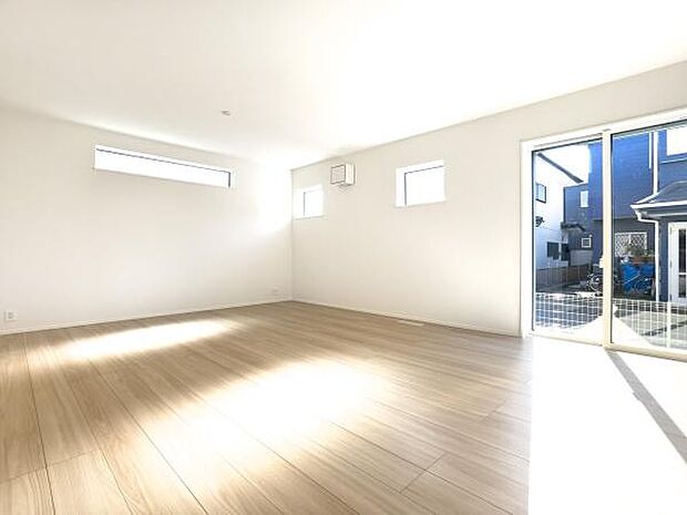 陽光が降り注ぐ、広々リビング。家具の配置も自由自在な、開放感あふれる空間が魅力。