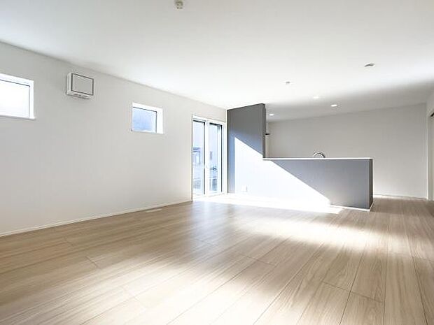 「家族が大好きなリビング」みんなが集まる広いリビング。みんなが大好きなリビングで家族団らん。みんなが集まるからこそ、一層の開放感を手にする素敵な住まい。