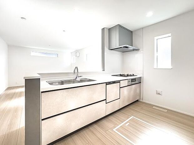 「フルオープンキッチン」カフェスタイル仕様のキッチンは家族と奥様の壁をなくし笑顔で交わすコミュニケーション。毎日の事だからオープンに拘りました。