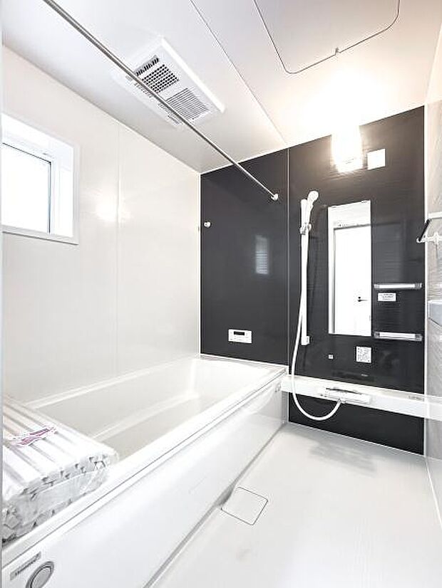 一日の疲れを癒す、広々としたバスルーム。モダンなデザイン空間で、至福のバスタイムを。