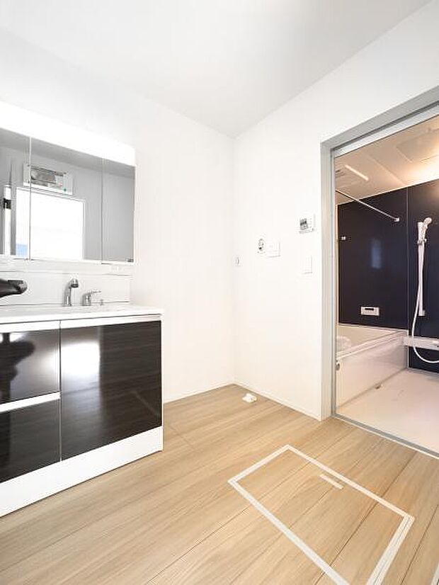 ゆとりの洗面スペースは、家事効率アップの秘密。白と木目の優しい空間で、毎日の生活に潤いを。