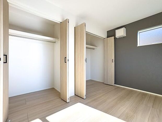 天井まで伸びる収納嬉しい収納力の高いクローゼット付き。天井付近までしっかりと収納ができる使い勝手の良いクローゼット。