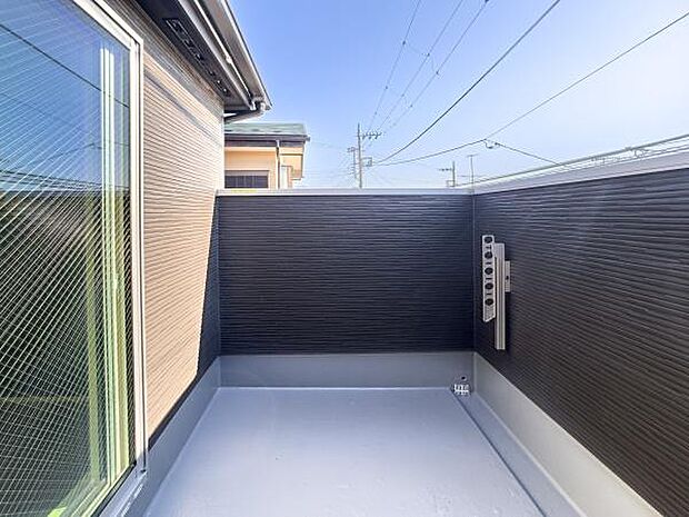 陽光あふれる広々バルコニー。家族みんなの洗濯物もカラッと乾き、お布団干しにも大活躍。青空の下、毎日が気持ちいい暮らし。