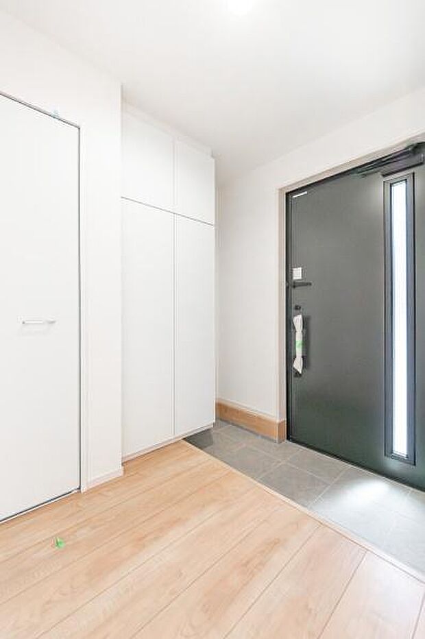 「おかえりなさい」を優しく迎える、明るく上質な玄関。家に帰るのが毎日楽しみになる、我が家の自慢の顔となる空間です。