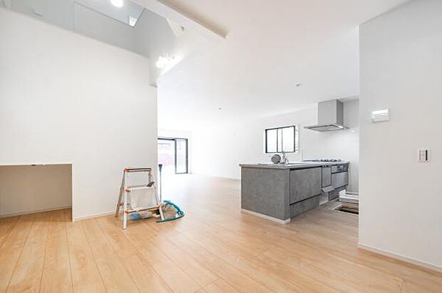 キッチンからリビング全体が見渡せる設計。お料理をしながらでも遊んでいるお子様の様子がわかり、安心して家事ができるのが嬉しいポイントです。