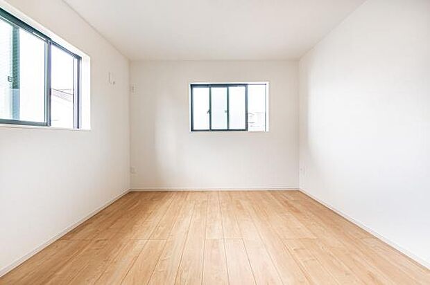 朝は爽やかな光で心地よく目覚める。シンプルながらもデザイン性の高い空間で、家族との豊かで穏やかな時間が流れます。