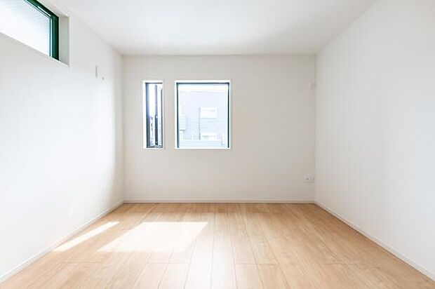 「お子様にも格別な空間を」子供部屋と言っても一生の思い出となるマイルームお子様の成長にも欠かせない陽ざし。朝の目覚めも太陽の力で元気にスッキリとしっかりサイズのクローゼット収納付き。